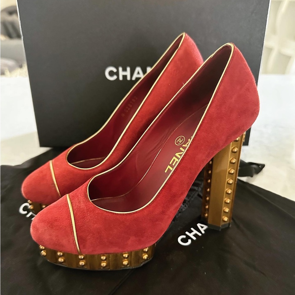Chanel Suede Pumps